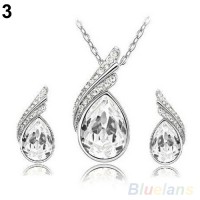 Ezüst színű nyaklánc és fülbevaló szett fehér kővel